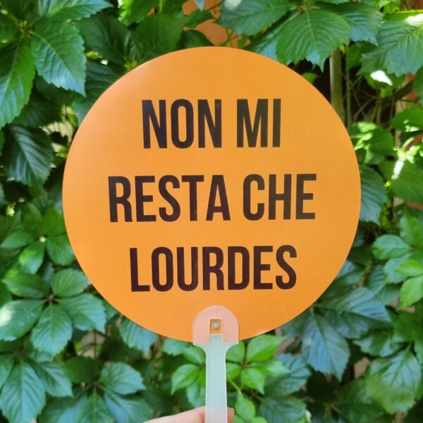 Aggiungi un tocco di ironia alle giornate più afose con i nostri ventagli rotondi colorati! Leggeri, pratici e super simpatici, sono perfetti da portare in borsa, in valigia o nella tua quotidianità estiva. Ogni ventaglio è realizzato in materiale resistente e presenta una forma rotonda accattivante, accompagnata da una frase spiritosa che non passerà inosservata. Ideali per eventi, feste, gadget originali o semplicemente per sopravvivere con stile e sarcasmo al caldo torrido. Non sono solo utili, ma anche un vero statement estivo.