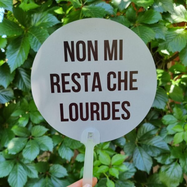 Aggiungi un tocco di ironia alle giornate più afose con i nostri ventagli rotondi colorati! Leggeri, pratici e super simpatici, sono perfetti da portare in borsa, in valigia o nella tua quotidianità estiva. Ogni ventaglio è realizzato in materiale resistente e presenta una forma rotonda accattivante, accompagnata da una frase spiritosa che non passerà inosservata. Ideali per eventi, feste, gadget originali o semplicemente per sopravvivere con stile e sarcasmo al caldo torrido. Non sono solo utili, ma anche un vero statement estivo.
