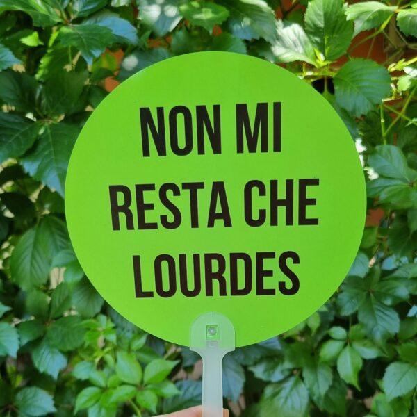 Aggiungi un tocco di ironia alle giornate più afose con i nostri ventagli rotondi colorati! Leggeri, pratici e super simpatici, sono perfetti da portare in borsa, in valigia o nella tua quotidianità estiva. Ogni ventaglio è realizzato in materiale resistente e presenta una forma rotonda accattivante, accompagnata da una frase spiritosa che non passerà inosservata. Ideali per eventi, feste, gadget originali o semplicemente per sopravvivere con stile e sarcasmo al caldo torrido. Non sono solo utili, ma anche un vero statement estivo.