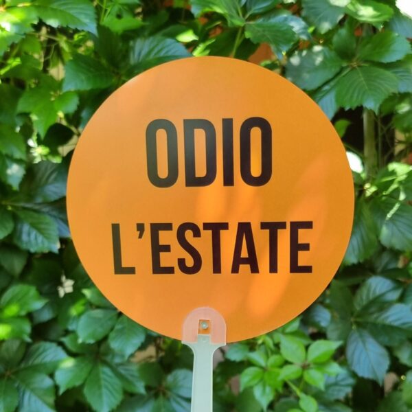 Aggiungi un tocco di ironia alle giornate più afose con i nostri ventagli rotondi colorati! Leggeri, pratici e super simpatici, sono perfetti da portare in borsa, in valigia o nella tua quotidianità estiva. Ogni ventaglio è realizzato in materiale resistente e presenta una forma rotonda accattivante, accompagnata da una frase spiritosa che non passerà inosservata. Ideali per eventi, feste, gadget originali o semplicemente per sopravvivere con stile e sarcasmo al caldo torrido. Non sono solo utili, ma anche un vero statement estivo.