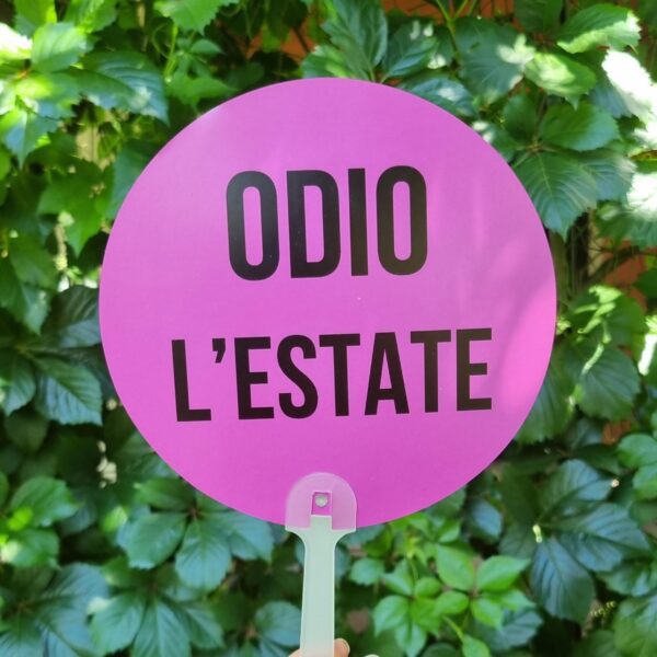 Aggiungi un tocco di ironia alle giornate più afose con i nostri ventagli rotondi colorati! Leggeri, pratici e super simpatici, sono perfetti da portare in borsa, in valigia o nella tua quotidianità estiva. Ogni ventaglio è realizzato in materiale resistente e presenta una forma rotonda accattivante, accompagnata da una frase spiritosa che non passerà inosservata. Ideali per eventi, feste, gadget originali o semplicemente per sopravvivere con stile e sarcasmo al caldo torrido. Non sono solo utili, ma anche un vero statement estivo.