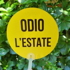 Aggiungi un tocco di ironia alle giornate più afose con i nostri ventagli rotondi colorati! Leggeri, pratici e super simpatici, sono perfetti da portare in borsa, in valigia o nella tua quotidianità estiva. Ogni ventaglio è realizzato in materiale resistente e presenta una forma rotonda accattivante, accompagnata da una frase spiritosa che non passerà inosservata. Ideali per eventi, feste, gadget originali o semplicemente per sopravvivere con stile e sarcasmo al caldo torrido. Non sono solo utili, ma anche un vero statement estivo.