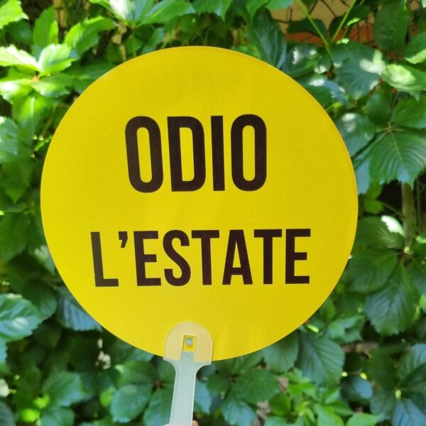 Aggiungi un tocco di ironia alle giornate più afose con i nostri ventagli rotondi colorati! Leggeri, pratici e super simpatici, sono perfetti da portare in borsa, in valigia o nella tua quotidianità estiva. Ogni ventaglio è realizzato in materiale resistente e presenta una forma rotonda accattivante, accompagnata da una frase spiritosa che non passerà inosservata. Ideali per eventi, feste, gadget originali o semplicemente per sopravvivere con stile e sarcasmo al caldo torrido. Non sono solo utili, ma anche un vero statement estivo.