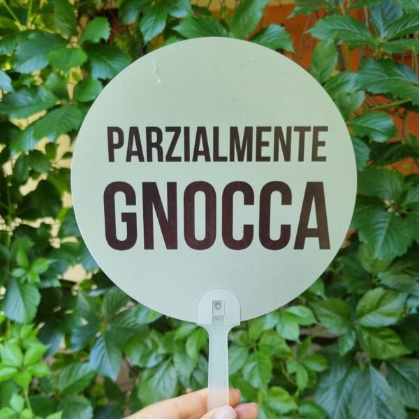 Aggiungi un tocco di ironia alle giornate più afose con i nostri ventagli rotondi colorati! Leggeri, pratici e super simpatici, sono perfetti da portare in borsa, in valigia o nella tua quotidianità estiva. Ogni ventaglio è realizzato in materiale resistente e presenta una forma rotonda accattivante, accompagnata da una frase spiritosa che non passerà inosservata. Ideali per eventi, feste, gadget originali o semplicemente per sopravvivere con stile e sarcasmo al caldo torrido. Non sono solo utili, ma anche un vero statement estivo.