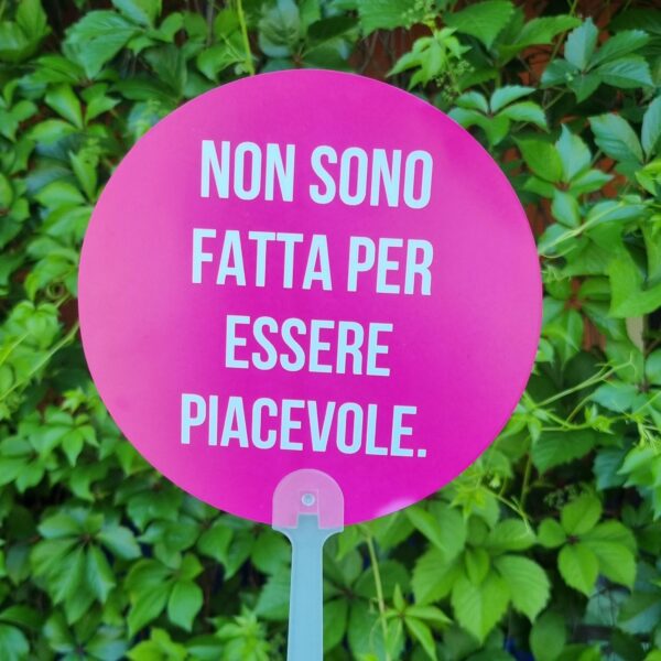 Ventagli con Scritte Divertenti – Idea Regalo Estiva Ironica Porta ironia e freschezza nelle tue giornate estive con i nostri ventagli personalizzati con frasi divertenti! Realizzati in materiali resistenti e colorati, questi ventagli sono perfetti da portare in borsa, in spiaggia, a un festival o durante un aperitivo tra amiche. Ogni ventaglio è decorato con una scritta ironica e ad alto tasso di sarcasmo, pensata per chi ha sempre la battuta pronta e l'umore tagliente, anche sotto il sole! 🌬️ Frasi disponibili: MUTO MOOD ANCHE NO, EH! NON SONO FATTA PER ESSERE PIACEVOLE. BUONGIORNO, FORSE Un’idea regalo originale e simpatica per un'amica, una collega o... per te stessa! Perché l’estate è più bella con un po’ di freschezza e tanta personalità. ✅ Perfetto per: addii al nubilato, eventi estivi, regali last minute, party con le amiche ✅ Formato: pratico, leggero, facile da portare ovunque ✅ Stile: femminile, ironico, audace
