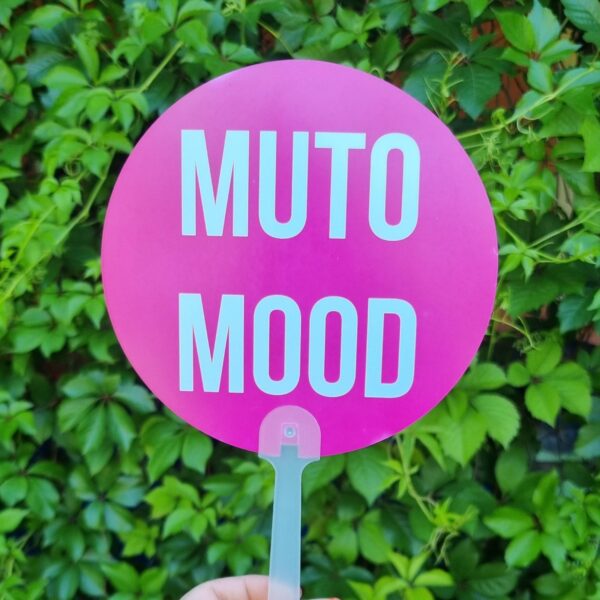 Ventagli con Scritte Divertenti – Idea Regalo Estiva Ironica Porta ironia e freschezza nelle tue giornate estive con i nostri ventagli personalizzati con frasi divertenti! Realizzati in materiali resistenti e colorati, questi ventagli sono perfetti da portare in borsa, in spiaggia, a un festival o durante un aperitivo tra amiche. Ogni ventaglio è decorato con una scritta ironica e ad alto tasso di sarcasmo, pensata per chi ha sempre la battuta pronta e l'umore tagliente, anche sotto il sole! 🌬️ Frasi disponibili: MUTO MOOD ANCHE NO, EH! NON SONO FATTA PER ESSERE PIACEVOLE. BUONGIORNO, FORSE Un’idea regalo originale e simpatica per un'amica, una collega o... per te stessa! Perché l’estate è più bella con un po’ di freschezza e tanta personalità. ✅ Perfetto per: addii al nubilato, eventi estivi, regali last minute, party con le amiche ✅ Formato: pratico, leggero, facile da portare ovunque ✅ Stile: femminile, ironico, audace
