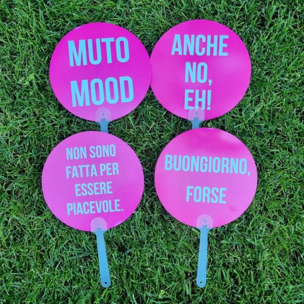 Ventagli con Scritte Divertenti – Idea Regalo Estiva Ironica Porta ironia e freschezza nelle tue giornate estive con i nostri ventagli personalizzati con frasi divertenti! Realizzati in materiali resistenti e colorati, questi ventagli sono perfetti da portare in borsa, in spiaggia, a un festival o durante un aperitivo tra amiche. Ogni ventaglio è decorato con una scritta ironica e ad alto tasso di sarcasmo, pensata per chi ha sempre la battuta pronta e l'umore tagliente, anche sotto il sole! 🌬️ Frasi disponibili: MUTO MOOD ANCHE NO, EH! NON SONO FATTA PER ESSERE PIACEVOLE. BUONGIORNO, FORSE Un’idea regalo originale e simpatica per un'amica, una collega o... per te stessa! Perché l’estate è più bella con un po’ di freschezza e tanta personalità. ✅ Perfetto per: addii al nubilato, eventi estivi, regali last minute, party con le amiche ✅ Formato: pratico, leggero, facile da portare ovunque ✅ Stile: femminile, ironico, audace