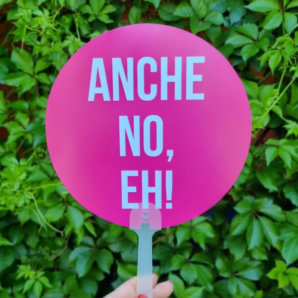 Ventagli con Scritte Divertenti – Idea Regalo Estiva Ironica Porta ironia e freschezza nelle tue giornate estive con i nostri ventagli personalizzati con frasi divertenti! Realizzati in materiali resistenti e colorati, questi ventagli sono perfetti da portare in borsa, in spiaggia, a un festival o durante un aperitivo tra amiche. Ogni ventaglio è decorato con una scritta ironica e ad alto tasso di sarcasmo, pensata per chi ha sempre la battuta pronta e l'umore tagliente, anche sotto il sole! 🌬️ Frasi disponibili: MUTO MOOD ANCHE NO, EH! NON SONO FATTA PER ESSERE PIACEVOLE. BUONGIORNO, FORSE Un’idea regalo originale e simpatica per un'amica, una collega o... per te stessa! Perché l’estate è più bella con un po’ di freschezza e tanta personalità. ✅ Perfetto per: addii al nubilato, eventi estivi, regali last minute, party con le amiche ✅ Formato: pratico, leggero, facile da portare ovunque ✅ Stile: femminile, ironico, audace