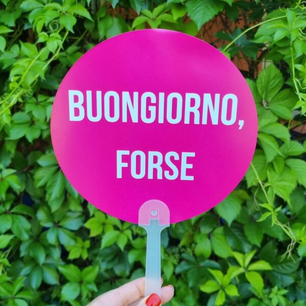 Ventagli con Scritte Divertenti – Idea Regalo Estiva Ironica Porta ironia e freschezza nelle tue giornate estive con i nostri ventagli personalizzati con frasi divertenti! Realizzati in materiali resistenti e colorati, questi ventagli sono perfetti da portare in borsa, in spiaggia, a un festival o durante un aperitivo tra amiche. Ogni ventaglio è decorato con una scritta ironica e ad alto tasso di sarcasmo, pensata per chi ha sempre la battuta pronta e l'umore tagliente, anche sotto il sole! 🌬️ Frasi disponibili: MUTO MOOD ANCHE NO, EH! NON SONO FATTA PER ESSERE PIACEVOLE. BUONGIORNO, FORSE Un’idea regalo originale e simpatica per un'amica, una collega o... per te stessa! Perché l’estate è più bella con un po’ di freschezza e tanta personalità. ✅ Perfetto per: addii al nubilato, eventi estivi, regali last minute, party con le amiche ✅ Formato: pratico, leggero, facile da portare ovunque ✅ Stile: femminile, ironico, audace