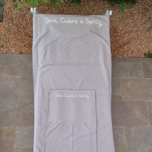 Borse mare in juta e set di teli in microfibra con scritte divertenti 🌊 Preparati a conquistare la spiaggia con stile e ironia! Scopri le nostre borse mare in juta, disponibili in tre dimensioni diverse, perfette per ogni tua esigenza: dalla giornata relax sotto l’ombrellone alla fuga improvvisa in spiaggia dopo l'ufficio. Resistenti, capienti e impreziosite da scritte divertenti, sono il must-have di chi non vuole passare inosservato. E non è tutto! Abbiamo abbinato una coppia di teli mare in microfibra leggeri e ultra compatti, ideali per asciugarsi in un lampo e occupare pochissimo spazio. Il set comprende un telo grande e uno piccolo, entrambi decorati con le nostre iconiche frasi ironiche, per portare il sorriso anche tra le onde. 👉 Perfette per un regalo originale, un addio al nubilato o semplicemente per distinguerti anche in spiaggia. Scegli la tua combo preferita e porta in vacanza un tocco di leggerezza... e sarcasmo!