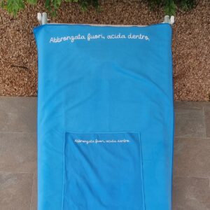 Borse mare in juta e set di teli in microfibra con scritte divertenti 🌊 Preparati a conquistare la spiaggia con stile e ironia! Scopri le nostre borse mare in juta, disponibili in tre dimensioni diverse, perfette per ogni tua esigenza: dalla giornata relax sotto l’ombrellone alla fuga improvvisa in spiaggia dopo l'ufficio. Resistenti, capienti e impreziosite da scritte divertenti, sono il must-have di chi non vuole passare inosservato. E non è tutto! Abbiamo abbinato una coppia di teli mare in microfibra leggeri e ultra compatti, ideali per asciugarsi in un lampo e occupare pochissimo spazio. Il set comprende un telo grande e uno piccolo, entrambi decorati con le nostre iconiche frasi ironiche, per portare il sorriso anche tra le onde. 👉 Perfette per un regalo originale, un addio al nubilato o semplicemente per distinguerti anche in spiaggia. Scegli la tua combo preferita e porta in vacanza un tocco di leggerezza... e sarcasmo!
