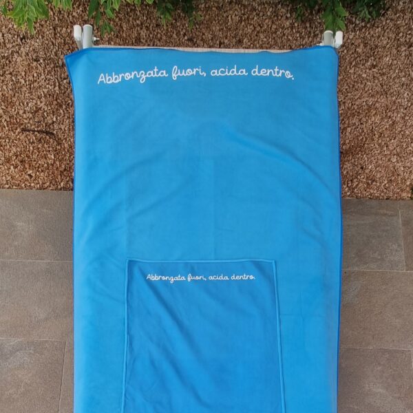 Borse mare in juta e set di teli in microfibra con scritte divertenti 🌊 Preparati a conquistare la spiaggia con stile e ironia! Scopri le nostre borse mare in juta, disponibili in tre dimensioni diverse, perfette per ogni tua esigenza: dalla giornata relax sotto l’ombrellone alla fuga improvvisa in spiaggia dopo l'ufficio. Resistenti, capienti e impreziosite da scritte divertenti, sono il must-have di chi non vuole passare inosservato. E non è tutto! Abbiamo abbinato una coppia di teli mare in microfibra leggeri e ultra compatti, ideali per asciugarsi in un lampo e occupare pochissimo spazio. Il set comprende un telo grande e uno piccolo, entrambi decorati con le nostre iconiche frasi ironiche, per portare il sorriso anche tra le onde. 👉 Perfette per un regalo originale, un addio al nubilato o semplicemente per distinguerti anche in spiaggia. Scegli la tua combo preferita e porta in vacanza un tocco di leggerezza... e sarcasmo!