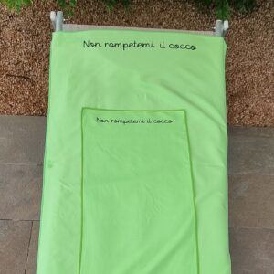 Borse mare in juta e set di teli in microfibra con scritte divertenti 🌊 Preparati a conquistare la spiaggia con stile e ironia! Scopri le nostre borse mare in juta, disponibili in tre dimensioni diverse, perfette per ogni tua esigenza: dalla giornata relax sotto l’ombrellone alla fuga improvvisa in spiaggia dopo l'ufficio. Resistenti, capienti e impreziosite da scritte divertenti, sono il must-have di chi non vuole passare inosservato. E non è tutto! Abbiamo abbinato una coppia di teli mare in microfibra leggeri e ultra compatti, ideali per asciugarsi in un lampo e occupare pochissimo spazio. Il set comprende un telo grande e uno piccolo, entrambi decorati con le nostre iconiche frasi ironiche, per portare il sorriso anche tra le onde. 👉 Perfette per un regalo originale, un addio al nubilato o semplicemente per distinguerti anche in spiaggia. Scegli la tua combo preferita e porta in vacanza un tocco di leggerezza... e sarcasmo!