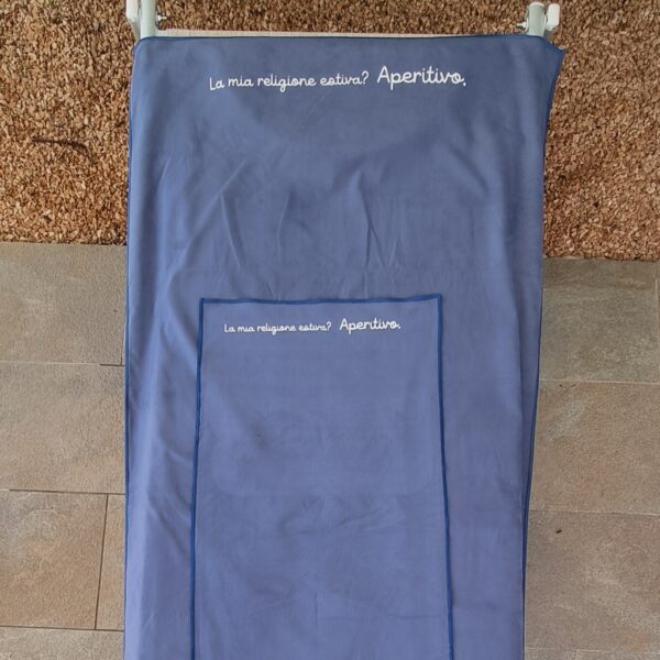 Borse mare in juta e set di teli in microfibra con scritte divertenti 🌊 Preparati a conquistare la spiaggia con stile e ironia! Scopri le nostre borse mare in juta, disponibili in tre dimensioni diverse, perfette per ogni tua esigenza: dalla giornata relax sotto l’ombrellone alla fuga improvvisa in spiaggia dopo l'ufficio. Resistenti, capienti e impreziosite da scritte divertenti, sono il must-have di chi non vuole passare inosservato. E non è tutto! Abbiamo abbinato una coppia di teli mare in microfibra leggeri e ultra compatti, ideali per asciugarsi in un lampo e occupare pochissimo spazio. Il set comprende un telo grande e uno piccolo, entrambi decorati con le nostre iconiche frasi ironiche, per portare il sorriso anche tra le onde. 👉 Perfette per un regalo originale, un addio al nubilato o semplicemente per distinguerti anche in spiaggia. Scegli la tua combo preferita e porta in vacanza un tocco di leggerezza... e sarcasmo!