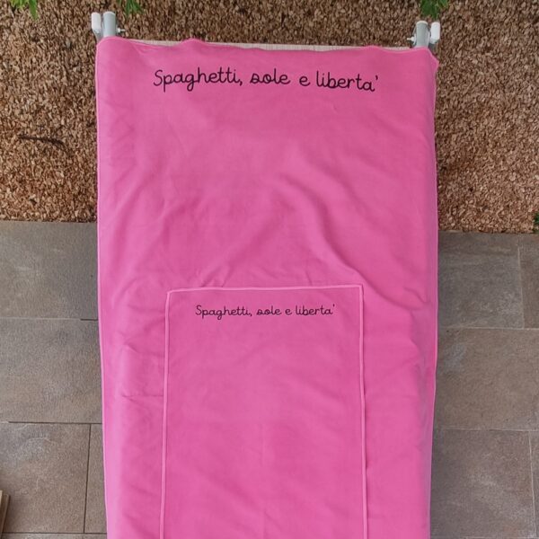 Borse mare in juta e set di teli in microfibra con scritte divertenti 🌊 Preparati a conquistare la spiaggia con stile e ironia! Scopri le nostre borse mare in juta, disponibili in tre dimensioni diverse, perfette per ogni tua esigenza: dalla giornata relax sotto l’ombrellone alla fuga improvvisa in spiaggia dopo l'ufficio. Resistenti, capienti e impreziosite da scritte divertenti, sono il must-have di chi non vuole passare inosservato. E non è tutto! Abbiamo abbinato una coppia di teli mare in microfibra leggeri e ultra compatti, ideali per asciugarsi in un lampo e occupare pochissimo spazio. Il set comprende un telo grande e uno piccolo, entrambi decorati con le nostre iconiche frasi ironiche, per portare il sorriso anche tra le onde. 👉 Perfette per un regalo originale, un addio al nubilato o semplicemente per distinguerti anche in spiaggia. Scegli la tua combo preferita e porta in vacanza un tocco di leggerezza... e sarcasmo!