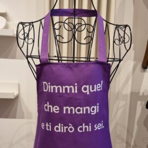 Grembiuli da cucina con frasi divertenti – porta allegria e personalità anche ai fornelli! I nostri grembiuli non sono solo pratici, ma veri e propri accessori di stile. Con stampe originali e frasi spiritose, sono perfetti per chi ama cucinare ridendo, per sorprendere gli ospiti e per trasformare ogni ricetta in un momento speciale. I grembiuli con frasi divertenti sono anche un’idea regalo perfetta per chef amatoriali, amici, parenti e colleghi amanti della buona tavola e dell’ironia. Realizzati con materiali di qualità, resistenti e facili da lavare, i nostri grembiuli personalizzati uniscono funzionalità e simpatia, diventando il tocco in più per la tua cucina. Scegli tra decine di frasi divertenti da cucina, gioca con i doppi sensi e trova il grembiule che più ti rappresenta.
