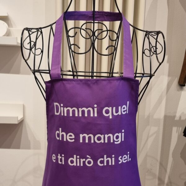 Grembiuli da cucina con frasi divertenti – porta allegria e personalità anche ai fornelli! I nostri grembiuli non sono solo pratici, ma veri e propri accessori di stile. Con stampe originali e frasi spiritose, sono perfetti per chi ama cucinare ridendo, per sorprendere gli ospiti e per trasformare ogni ricetta in un momento speciale. I grembiuli con frasi divertenti sono anche un’idea regalo perfetta per chef amatoriali, amici, parenti e colleghi amanti della buona tavola e dell’ironia. Realizzati con materiali di qualità, resistenti e facili da lavare, i nostri grembiuli personalizzati uniscono funzionalità e simpatia, diventando il tocco in più per la tua cucina. Scegli tra decine di frasi divertenti da cucina, gioca con i doppi sensi e trova il grembiule che più ti rappresenta.