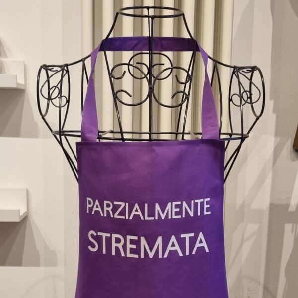 Grembiuli da cucina con frasi divertenti – porta allegria e personalità anche ai fornelli! I nostri grembiuli non sono solo pratici, ma veri e propri accessori di stile. Con stampe originali e frasi spiritose, sono perfetti per chi ama cucinare ridendo, per sorprendere gli ospiti e per trasformare ogni ricetta in un momento speciale. I grembiuli con frasi divertenti sono anche un’idea regalo perfetta per chef amatoriali, amici, parenti e colleghi amanti della buona tavola e dell’ironia. Realizzati con materiali di qualità, resistenti e facili da lavare, i nostri grembiuli personalizzati uniscono funzionalità e simpatia, diventando il tocco in più per la tua cucina. Scegli tra decine di frasi divertenti da cucina, gioca con i doppi sensi e trova il grembiule che più ti rappresenta.