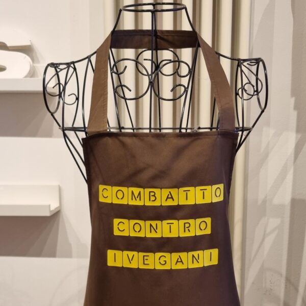 Grembiuli da cucina con frasi divertenti – porta allegria e personalità anche ai fornelli! I nostri grembiuli non sono solo pratici, ma veri e propri accessori di stile. Con stampe originali e frasi spiritose, sono perfetti per chi ama cucinare ridendo, per sorprendere gli ospiti e per trasformare ogni ricetta in un momento speciale. I grembiuli con frasi divertenti sono anche un’idea regalo perfetta per chef amatoriali, amici, parenti e colleghi amanti della buona tavola e dell’ironia. Realizzati con materiali di qualità, resistenti e facili da lavare, i nostri grembiuli personalizzati uniscono funzionalità e simpatia, diventando il tocco in più per la tua cucina. Scegli tra decine di frasi divertenti da cucina, gioca con i doppi sensi e trova il grembiule che più ti rappresenta.