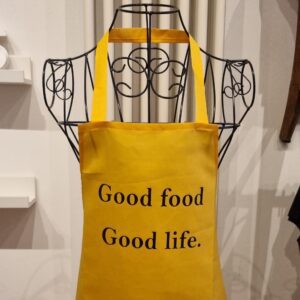 Grembiuli da cucina con frasi divertenti – porta allegria e personalità anche ai fornelli! I nostri grembiuli non sono solo pratici, ma veri e propri accessori di stile. Con stampe originali e frasi spiritose, sono perfetti per chi ama cucinare ridendo, per sorprendere gli ospiti e per trasformare ogni ricetta in un momento speciale. I grembiuli con frasi divertenti sono anche un’idea regalo perfetta per chef amatoriali, amici, parenti e colleghi amanti della buona tavola e dell’ironia. Realizzati con materiali di qualità, resistenti e facili da lavare, i nostri grembiuli personalizzati uniscono funzionalità e simpatia, diventando il tocco in più per la tua cucina. Scegli tra decine di frasi divertenti da cucina, gioca con i doppi sensi e trova il grembiule che più ti rappresenta.