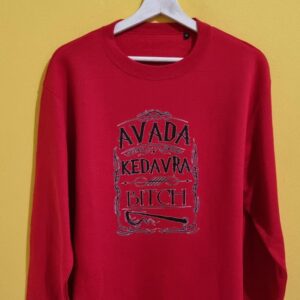 Magliette e Felpe Harry Potter Personalizzate Se ami il mondo della magia, scopri la nostra collezione di magliette e felpe a tema Harry Potter personalizzate. Un mix di artigianato, ironia e creatività per portare sempre con te lo stile e l’atmosfera di Hogwarts. Ogni capo è realizzato con materiali di qualità e stampato nel nostro laboratorio, per offrirti un prodotto unico, resistente e originale. Dalle t-shirt con frasi iconiche di Harry Potter 👕 alle felpe personalizzate con scritte e simboli magici ❄️, fino ai design ispirati agli oggetti più famosi delle saghe – bacchette, cappello parlante, giratempo – ogni pezzo è pensato per stupire e per diventare un regalo speciale per veri fan. Le magliette Harry Potter personalizzate sono perfette per completare il tuo look quotidiano con un tocco di magia, mentre le felpe personalizzate a tema Hogwarts sono l’ideale per vivere l’inverno con stile, calore e fantasia. Puoi scegliere la frase o il simbolo che più ti rappresenta e trasformarlo in un capo unico, fatto a mano e 100% artigianale. 👉 Scopri subito tutte le nostre magliette e felpe personalizzate Harry Potter e lasciati conquistare dalla magia di prodotti artigianali che uniscono passione, creatività e qualità. Perfetti come idee regalo originali per appassionati di Harry Potter, per compleanni, Natale o semplicemente per coccolarti con un capo unico.