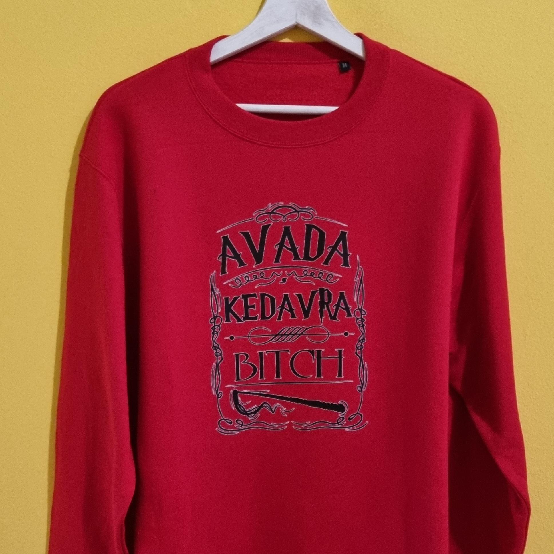 Magliette e Felpe Harry Potter Personalizzate Se ami il mondo della magia, scopri la nostra collezione di magliette e felpe a tema Harry Potter personalizzate. Un mix di artigianato, ironia e creatività per portare sempre con te lo stile e l’atmosfera di Hogwarts. Ogni capo è realizzato con materiali di qualità e stampato nel nostro laboratorio, per offrirti un prodotto unico, resistente e originale. Dalle t-shirt con frasi iconiche di Harry Potter 👕 alle felpe personalizzate con scritte e simboli magici ❄️, fino ai design ispirati agli oggetti più famosi delle saghe – bacchette, cappello parlante, giratempo – ogni pezzo è pensato per stupire e per diventare un regalo speciale per veri fan. Le magliette Harry Potter personalizzate sono perfette per completare il tuo look quotidiano con un tocco di magia, mentre le felpe personalizzate a tema Hogwarts sono l’ideale per vivere l’inverno con stile, calore e fantasia. Puoi scegliere la frase o il simbolo che più ti rappresenta e trasformarlo in un capo unico, fatto a mano e 100% artigianale. 👉 Scopri subito tutte le nostre magliette e felpe personalizzate Harry Potter e lasciati conquistare dalla magia di prodotti artigianali che uniscono passione, creatività e qualità. Perfetti come idee regalo originali per appassionati di Harry Potter, per compleanni, Natale o semplicemente per coccolarti con un capo unico.