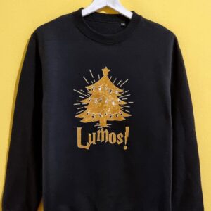 Magliette e Felpe Harry Potter Personalizzate Se ami il mondo della magia, scopri la nostra collezione di magliette e felpe a tema Harry Potter personalizzate. Un mix di artigianato, ironia e creatività per portare sempre con te lo stile e l’atmosfera di Hogwarts. Ogni capo è realizzato con materiali di qualità e stampato nel nostro laboratorio, per offrirti un prodotto unico, resistente e originale. Dalle t-shirt con frasi iconiche di Harry Potter 👕 alle felpe personalizzate con scritte e simboli magici ❄️, fino ai design ispirati agli oggetti più famosi delle saghe – bacchette, cappello parlante, giratempo – ogni pezzo è pensato per stupire e per diventare un regalo speciale per veri fan. Le magliette Harry Potter personalizzate sono perfette per completare il tuo look quotidiano con un tocco di magia, mentre le felpe personalizzate a tema Hogwarts sono l’ideale per vivere l’inverno con stile, calore e fantasia. Puoi scegliere la frase o il simbolo che più ti rappresenta e trasformarlo in un capo unico, fatto a mano e 100% artigianale. 👉 Scopri subito tutte le nostre magliette e felpe personalizzate Harry Potter e lasciati conquistare dalla magia di prodotti artigianali che uniscono passione, creatività e qualità. Perfetti come idee regalo originali per appassionati di Harry Potter, per compleanni, Natale o semplicemente per coccolarti con un capo unico.