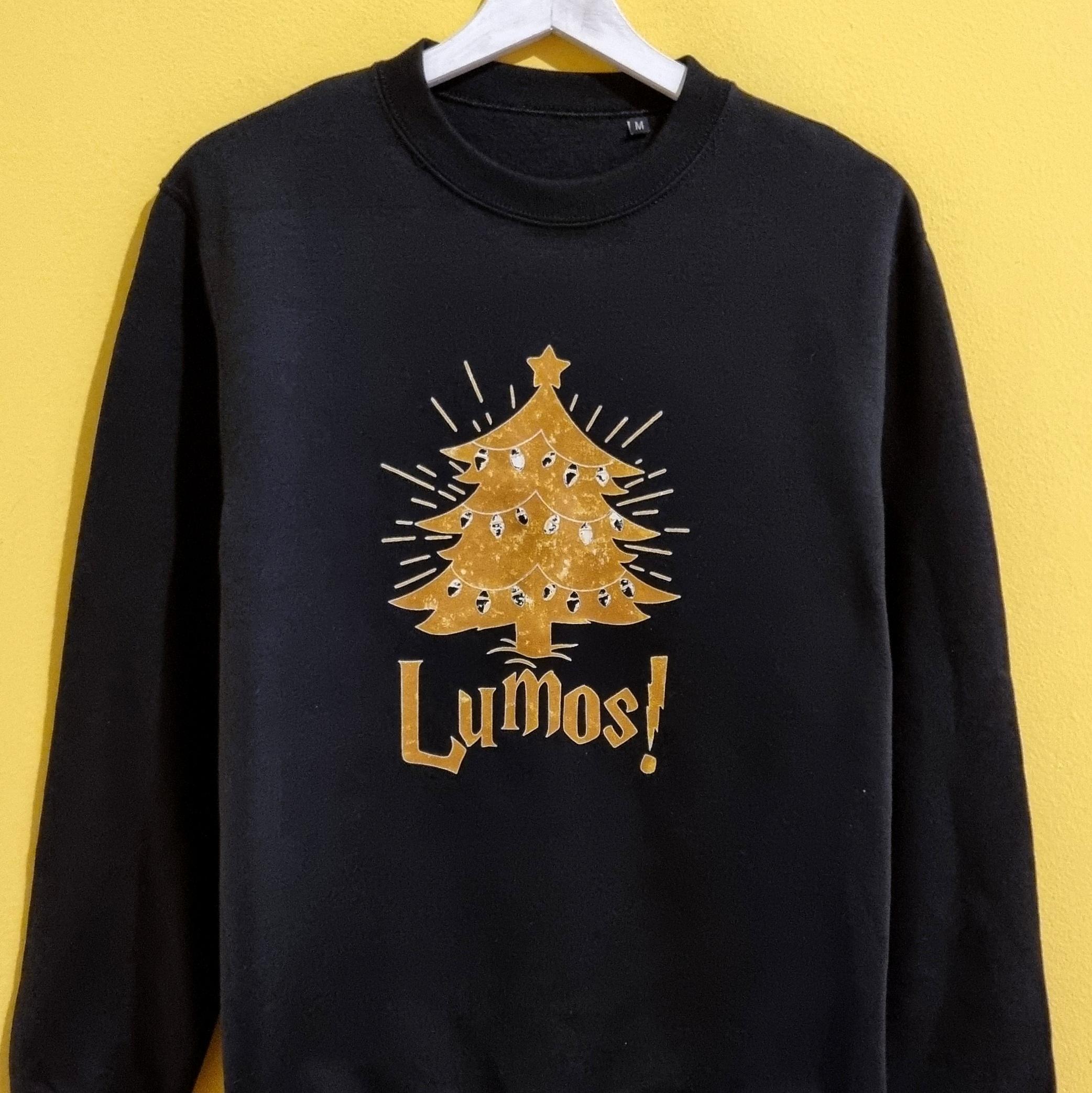 Magliette e Felpe Harry Potter Personalizzate Se ami il mondo della magia, scopri la nostra collezione di magliette e felpe a tema Harry Potter personalizzate. Un mix di artigianato, ironia e creatività per portare sempre con te lo stile e l’atmosfera di Hogwarts. Ogni capo è realizzato con materiali di qualità e stampato nel nostro laboratorio, per offrirti un prodotto unico, resistente e originale. Dalle t-shirt con frasi iconiche di Harry Potter 👕 alle felpe personalizzate con scritte e simboli magici ❄️, fino ai design ispirati agli oggetti più famosi delle saghe – bacchette, cappello parlante, giratempo – ogni pezzo è pensato per stupire e per diventare un regalo speciale per veri fan. Le magliette Harry Potter personalizzate sono perfette per completare il tuo look quotidiano con un tocco di magia, mentre le felpe personalizzate a tema Hogwarts sono l’ideale per vivere l’inverno con stile, calore e fantasia. Puoi scegliere la frase o il simbolo che più ti rappresenta e trasformarlo in un capo unico, fatto a mano e 100% artigianale. 👉 Scopri subito tutte le nostre magliette e felpe personalizzate Harry Potter e lasciati conquistare dalla magia di prodotti artigianali che uniscono passione, creatività e qualità. Perfetti come idee regalo originali per appassionati di Harry Potter, per compleanni, Natale o semplicemente per coccolarti con un capo unico.