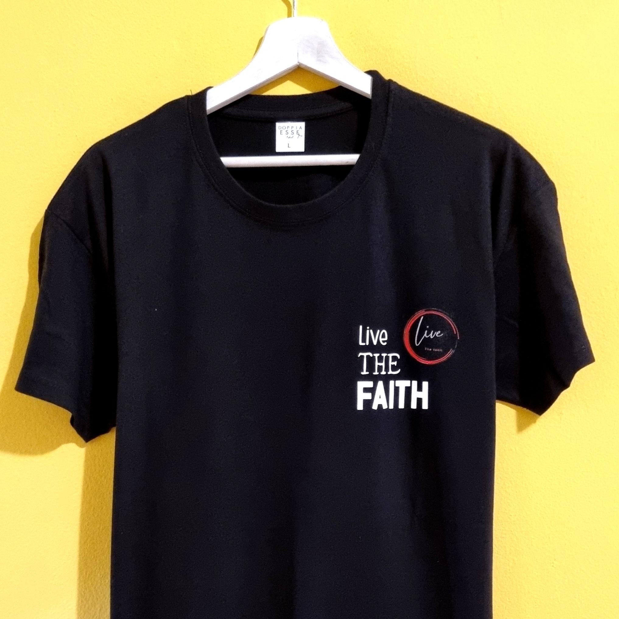 Magliette LIVE THE FAITH – indossa la tua fede Abbiamo creato una nuova categoria dedicata alle magliette LIVE THE FAITH, realizzate in collaborazione con il profilo Instagram @live_the_faith_ , un progetto che ha come obiettivo quello di diffondere la parola di Dio con messaggi positivi, di speranza e di fede. Le nostre t-shirt personalizzate con la scritta LIVE THE FAITH sono pensate per chi desidera indossare la propria spiritualità ogni giorno, trasformando un semplice capo di abbigliamento in un messaggio di vita. Sono magliette uniche, create con materiali di qualità e curate in ogni dettaglio, ideali come idea regalo cristiana, per un’occasione speciale o semplicemente per esprimere la propria fede con stile. Con questo progetto non vogliamo fermarci solo alla moda: stiamo cercando associazioni e realtà solidali a cui devolvere parte del ricavato dalla vendita delle magliette LIVE THE FAITH. Il nostro obiettivo è trasformare ogni acquisto in un gesto concreto di amore e condivisione. 👉 Scopri la nuova collezione LIVE THE FAITH: scegli la tua maglietta e porta con te un messaggio di luce e speranza.