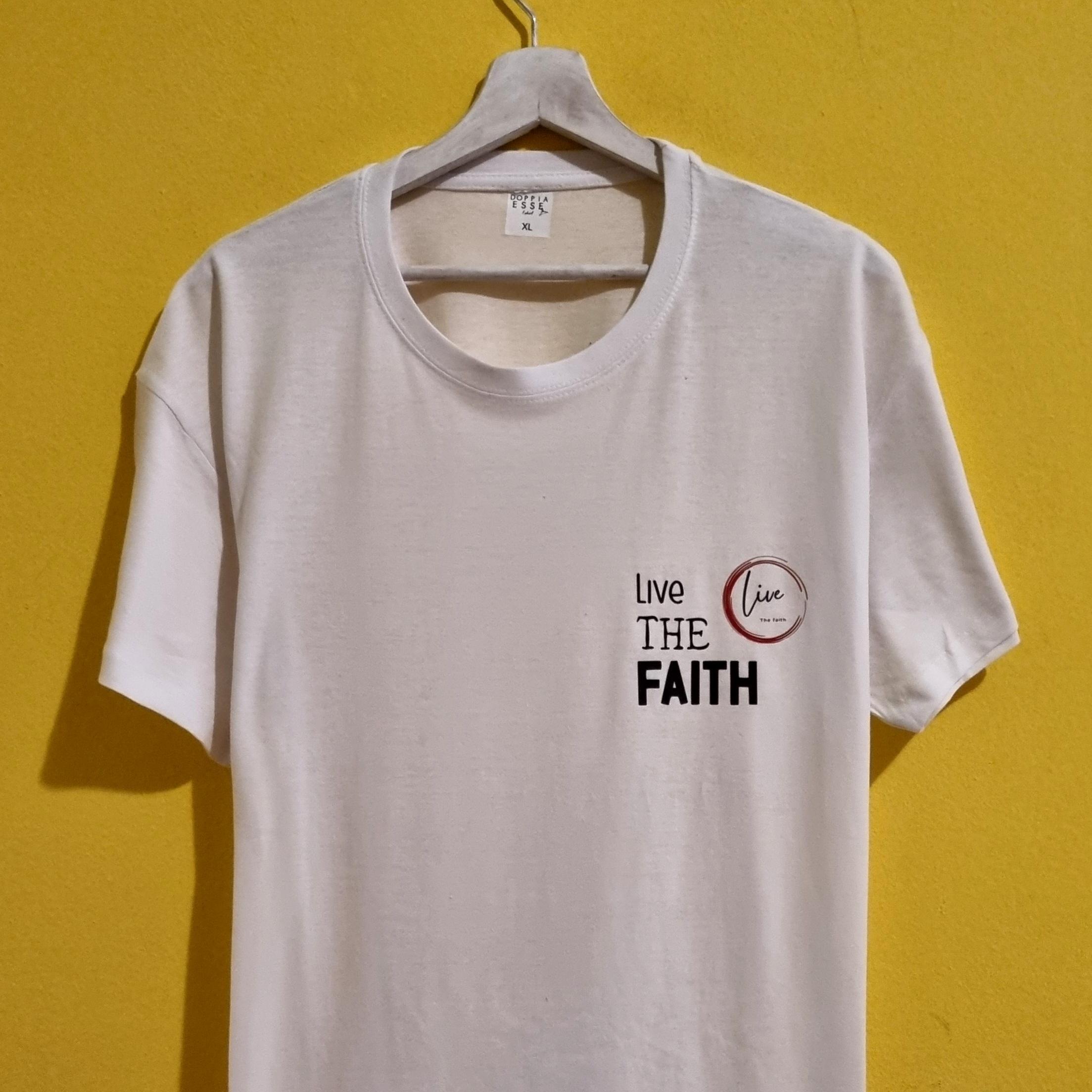 Magliette LIVE THE FAITH – indossa la tua fede Abbiamo creato una nuova categoria dedicata alle magliette LIVE THE FAITH, realizzate in collaborazione con il profilo Instagram @live_the_faith_ , un progetto che ha come obiettivo quello di diffondere la parola di Dio con messaggi positivi, di speranza e di fede. Le nostre t-shirt personalizzate con la scritta LIVE THE FAITH sono pensate per chi desidera indossare la propria spiritualità ogni giorno, trasformando un semplice capo di abbigliamento in un messaggio di vita. Sono magliette uniche, create con materiali di qualità e curate in ogni dettaglio, ideali come idea regalo cristiana, per un’occasione speciale o semplicemente per esprimere la propria fede con stile. Con questo progetto non vogliamo fermarci solo alla moda: stiamo cercando associazioni e realtà solidali a cui devolvere parte del ricavato dalla vendita delle magliette LIVE THE FAITH. Il nostro obiettivo è trasformare ogni acquisto in un gesto concreto di amore e condivisione. 👉 Scopri la nuova collezione LIVE THE FAITH: scegli la tua maglietta e porta con te un messaggio di luce e speranza.