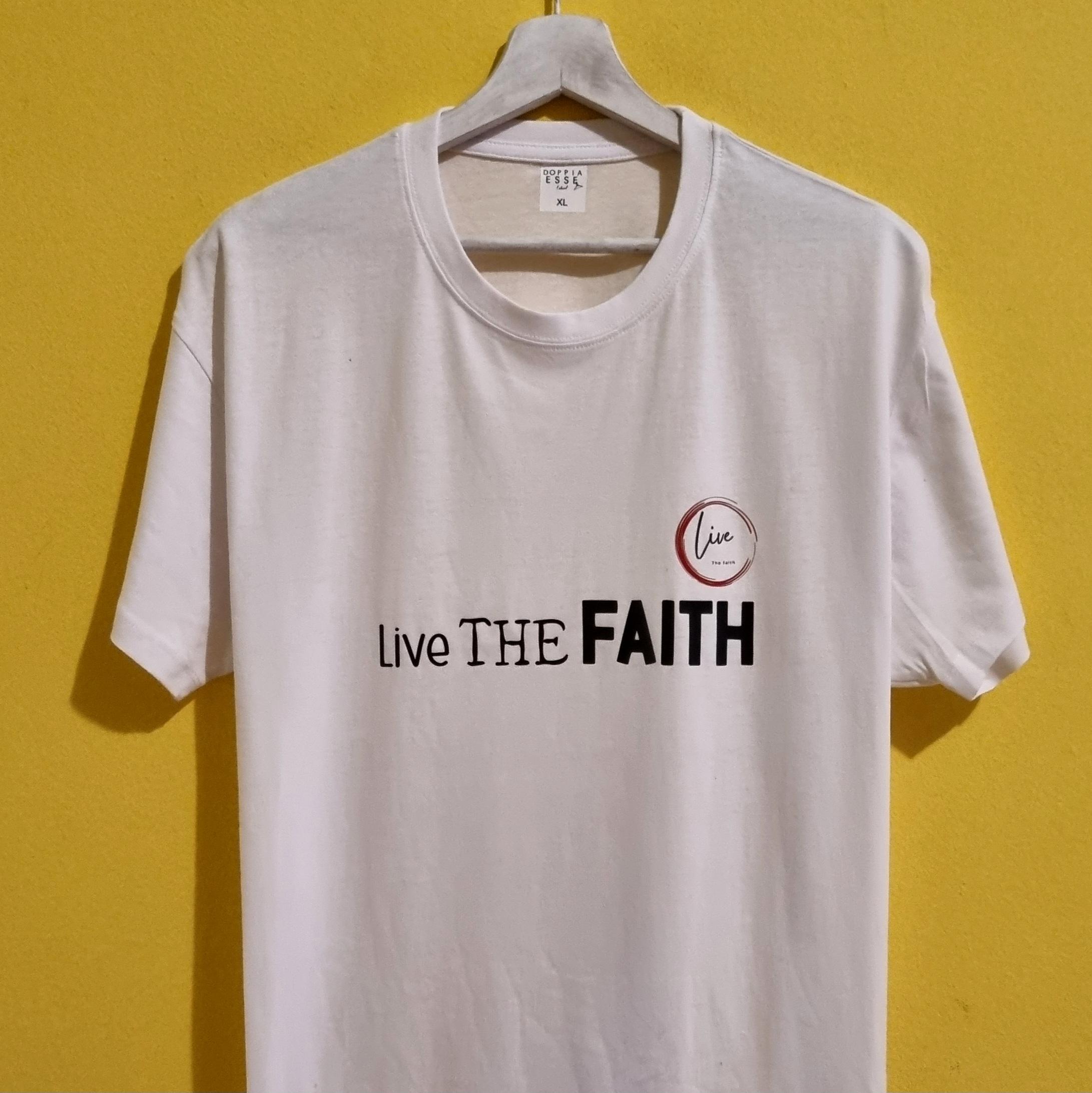 Magliette LIVE THE FAITH – indossa la tua fede Abbiamo creato una nuova categoria dedicata alle magliette LIVE THE FAITH, realizzate in collaborazione con il profilo Instagram @live_the_faith_ , un progetto che ha come obiettivo quello di diffondere la parola di Dio con messaggi positivi, di speranza e di fede. Le nostre t-shirt personalizzate con la scritta LIVE THE FAITH sono pensate per chi desidera indossare la propria spiritualità ogni giorno, trasformando un semplice capo di abbigliamento in un messaggio di vita. Sono magliette uniche, create con materiali di qualità e curate in ogni dettaglio, ideali come idea regalo cristiana, per un’occasione speciale o semplicemente per esprimere la propria fede con stile. Con questo progetto non vogliamo fermarci solo alla moda: stiamo cercando associazioni e realtà solidali a cui devolvere parte del ricavato dalla vendita delle magliette LIVE THE FAITH. Il nostro obiettivo è trasformare ogni acquisto in un gesto concreto di amore e condivisione. 👉 Scopri la nuova collezione LIVE THE FAITH: scegli la tua maglietta e porta con te un messaggio di luce e speranza.