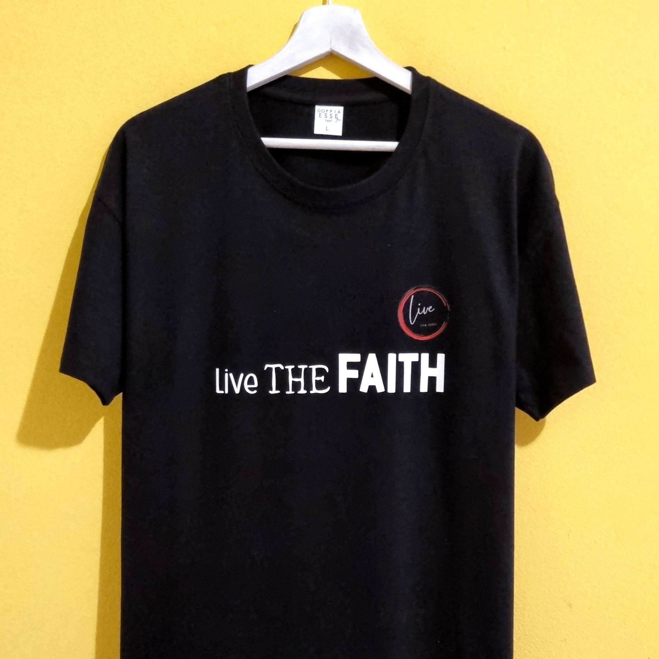 Magliette LIVE THE FAITH – indossa la tua fede Abbiamo creato una nuova categoria dedicata alle magliette LIVE THE FAITH, realizzate in collaborazione con il profilo Instagram @live_the_faith_ , un progetto che ha come obiettivo quello di diffondere la parola di Dio con messaggi positivi, di speranza e di fede. Le nostre t-shirt personalizzate con la scritta LIVE THE FAITH sono pensate per chi desidera indossare la propria spiritualità ogni giorno, trasformando un semplice capo di abbigliamento in un messaggio di vita. Sono magliette uniche, create con materiali di qualità e curate in ogni dettaglio, ideali come idea regalo cristiana, per un’occasione speciale o semplicemente per esprimere la propria fede con stile. Con questo progetto non vogliamo fermarci solo alla moda: stiamo cercando associazioni e realtà solidali a cui devolvere parte del ricavato dalla vendita delle magliette LIVE THE FAITH. Il nostro obiettivo è trasformare ogni acquisto in un gesto concreto di amore e condivisione. 👉 Scopri la nuova collezione LIVE THE FAITH: scegli la tua maglietta e porta con te un messaggio di luce e speranza.