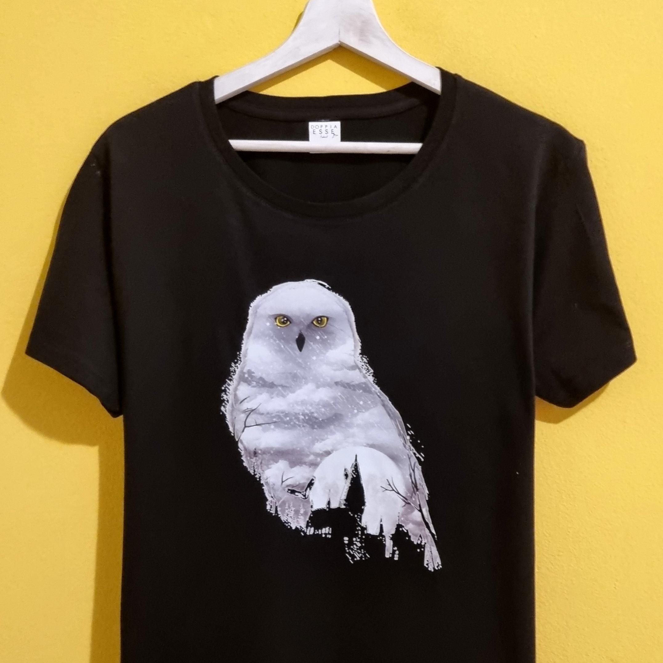 Magliette e Felpe Harry Potter Personalizzate Se ami il mondo della magia, scopri la nostra collezione di magliette e felpe a tema Harry Potter personalizzate. Un mix di artigianato, ironia e creatività per portare sempre con te lo stile e l’atmosfera di Hogwarts. Ogni capo è realizzato con materiali di qualità e stampato nel nostro laboratorio, per offrirti un prodotto unico, resistente e originale. Dalle t-shirt con frasi iconiche di Harry Potter 👕 alle felpe personalizzate con scritte e simboli magici ❄️, fino ai design ispirati agli oggetti più famosi delle saghe – bacchette, cappello parlante, giratempo – ogni pezzo è pensato per stupire e per diventare un regalo speciale per veri fan. Le magliette Harry Potter personalizzate sono perfette per completare il tuo look quotidiano con un tocco di magia, mentre le felpe personalizzate a tema Hogwarts sono l’ideale per vivere l’inverno con stile, calore e fantasia. Puoi scegliere la frase o il simbolo che più ti rappresenta e trasformarlo in un capo unico, fatto a mano e 100% artigianale. 👉 Scopri subito tutte le nostre magliette e felpe personalizzate Harry Potter e lasciati conquistare dalla magia di prodotti artigianali che uniscono passione, creatività e qualità. Perfetti come idee regalo originali per appassionati di Harry Potter, per compleanni, Natale o semplicemente per coccolarti con un capo unico.