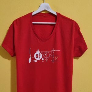 Magliette e Felpe Harry Potter Personalizzate Se ami il mondo della magia, scopri la nostra collezione di magliette e felpe a tema Harry Potter personalizzate. Un mix di artigianato, ironia e creatività per portare sempre con te lo stile e l’atmosfera di Hogwarts. Ogni capo è realizzato con materiali di qualità e stampato nel nostro laboratorio, per offrirti un prodotto unico, resistente e originale. Dalle t-shirt con frasi iconiche di Harry Potter 👕 alle felpe personalizzate con scritte e simboli magici ❄️, fino ai design ispirati agli oggetti più famosi delle saghe – bacchette, cappello parlante, giratempo – ogni pezzo è pensato per stupire e per diventare un regalo speciale per veri fan. Le magliette Harry Potter personalizzate sono perfette per completare il tuo look quotidiano con un tocco di magia, mentre le felpe personalizzate a tema Hogwarts sono l’ideale per vivere l’inverno con stile, calore e fantasia. Puoi scegliere la frase o il simbolo che più ti rappresenta e trasformarlo in un capo unico, fatto a mano e 100% artigianale. 👉 Scopri subito tutte le nostre magliette e felpe personalizzate Harry Potter e lasciati conquistare dalla magia di prodotti artigianali che uniscono passione, creatività e qualità. Perfetti come idee regalo originali per appassionati di Harry Potter, per compleanni, Natale o semplicemente per coccolarti con un capo unico.