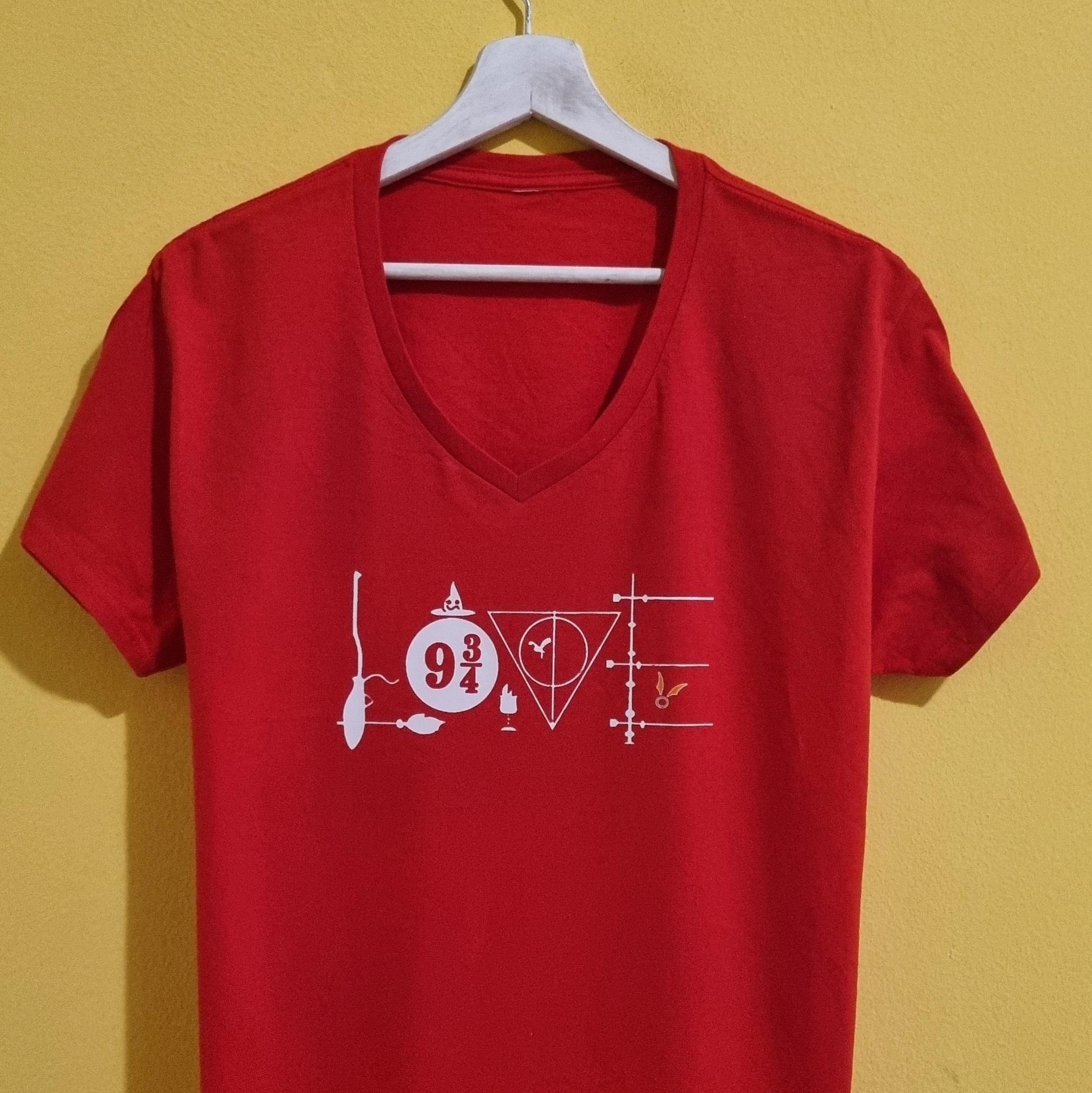 Magliette e Felpe Harry Potter Personalizzate Se ami il mondo della magia, scopri la nostra collezione di magliette e felpe a tema Harry Potter personalizzate. Un mix di artigianato, ironia e creatività per portare sempre con te lo stile e l’atmosfera di Hogwarts. Ogni capo è realizzato con materiali di qualità e stampato nel nostro laboratorio, per offrirti un prodotto unico, resistente e originale. Dalle t-shirt con frasi iconiche di Harry Potter 👕 alle felpe personalizzate con scritte e simboli magici ❄️, fino ai design ispirati agli oggetti più famosi delle saghe – bacchette, cappello parlante, giratempo – ogni pezzo è pensato per stupire e per diventare un regalo speciale per veri fan. Le magliette Harry Potter personalizzate sono perfette per completare il tuo look quotidiano con un tocco di magia, mentre le felpe personalizzate a tema Hogwarts sono l’ideale per vivere l’inverno con stile, calore e fantasia. Puoi scegliere la frase o il simbolo che più ti rappresenta e trasformarlo in un capo unico, fatto a mano e 100% artigianale. 👉 Scopri subito tutte le nostre magliette e felpe personalizzate Harry Potter e lasciati conquistare dalla magia di prodotti artigianali che uniscono passione, creatività e qualità. Perfetti come idee regalo originali per appassionati di Harry Potter, per compleanni, Natale o semplicemente per coccolarti con un capo unico.