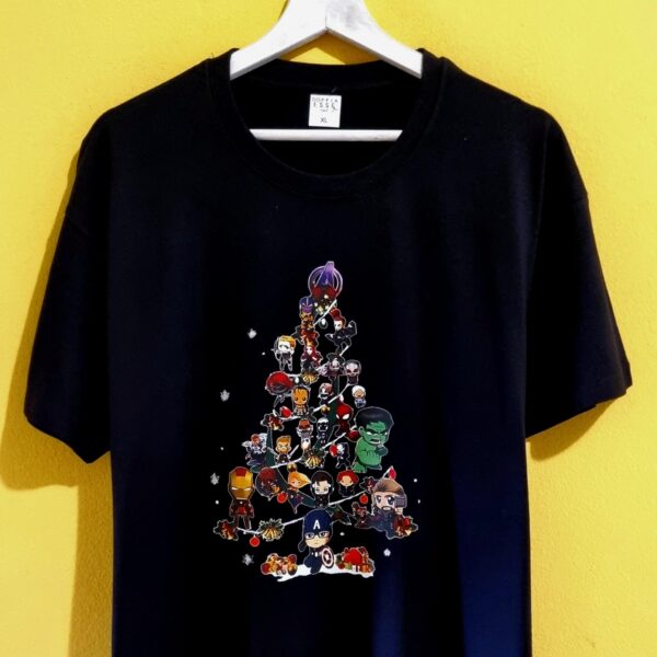 🎄 Magliette di Natale personalizzate e divertenti 🎄 Stai cercando l’idea regalo perfetta per questo Natale? Le nostre magliette di Natale sono la soluzione ideale: ironiche, personalizzate e adatte a tutta la famiglia. Con frasi divertenti, scritte in dialetto e grafiche originali, le nostre t-shirt natalizie trasformano ogni outfit in un’occasione di festa. Perfette per una cena con amici, per il pranzo di Natale in famiglia, o semplicemente per vivere lo spirito natalizio con leggerezza, le nostre magliette natalizie personalizzate sono realizzate artigianalmente con materiali di qualità. Puoi sceglierle come idea regalo unica, come maglia abbinata mamma-bambino o come pensiero originale per colleghi e amici. Ogni t-shirt di Natale è pensata per strappare un sorriso: dalle scritte ironiche come “Non so se arrivo a Natale” 🎅, ai messaggi più tradizionali in versione creativa. Indossare una maglietta natalizia significa portare allegria e distinguersi con stile durante le feste. 👉 Scopri subito la nostra collezione di magliette di Natale online e trova quella che ti rappresenta di più.