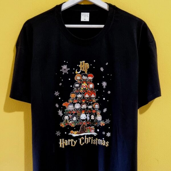 🎄 Magliette di Natale personalizzate e divertenti 🎄 Stai cercando l’idea regalo perfetta per questo Natale? Le nostre magliette di Natale sono la soluzione ideale: ironiche, personalizzate e adatte a tutta la famiglia. Con frasi divertenti, scritte in dialetto e grafiche originali, le nostre t-shirt natalizie trasformano ogni outfit in un’occasione di festa. Perfette per una cena con amici, per il pranzo di Natale in famiglia, o semplicemente per vivere lo spirito natalizio con leggerezza, le nostre magliette natalizie personalizzate sono realizzate artigianalmente con materiali di qualità. Puoi sceglierle come idea regalo unica, come maglia abbinata mamma-bambino o come pensiero originale per colleghi e amici. Ogni t-shirt di Natale è pensata per strappare un sorriso: dalle scritte ironiche come “Non so se arrivo a Natale” 🎅, ai messaggi più tradizionali in versione creativa. Indossare una maglietta natalizia significa portare allegria e distinguersi con stile durante le feste. 👉 Scopri subito la nostra collezione di magliette di Natale online e trova quella che ti rappresenta di più.