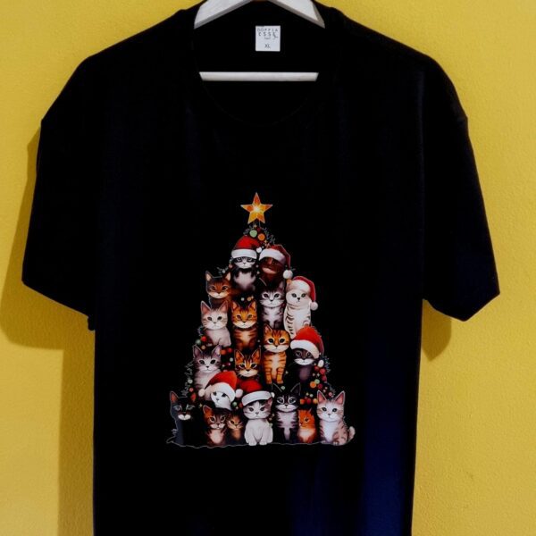 🎄 Magliette di Natale personalizzate e divertenti 🎄 Stai cercando l’idea regalo perfetta per questo Natale? Le nostre magliette di Natale sono la soluzione ideale: ironiche, personalizzate e adatte a tutta la famiglia. Con frasi divertenti, scritte in dialetto e grafiche originali, le nostre t-shirt natalizie trasformano ogni outfit in un’occasione di festa. Perfette per una cena con amici, per il pranzo di Natale in famiglia, o semplicemente per vivere lo spirito natalizio con leggerezza, le nostre magliette natalizie personalizzate sono realizzate artigianalmente con materiali di qualità. Puoi sceglierle come idea regalo unica, come maglia abbinata mamma-bambino o come pensiero originale per colleghi e amici. Ogni t-shirt di Natale è pensata per strappare un sorriso: dalle scritte ironiche come “Non so se arrivo a Natale” 🎅, ai messaggi più tradizionali in versione creativa. Indossare una maglietta natalizia significa portare allegria e distinguersi con stile durante le feste. 👉 Scopri subito la nostra collezione di magliette di Natale online e trova quella che ti rappresenta di più.