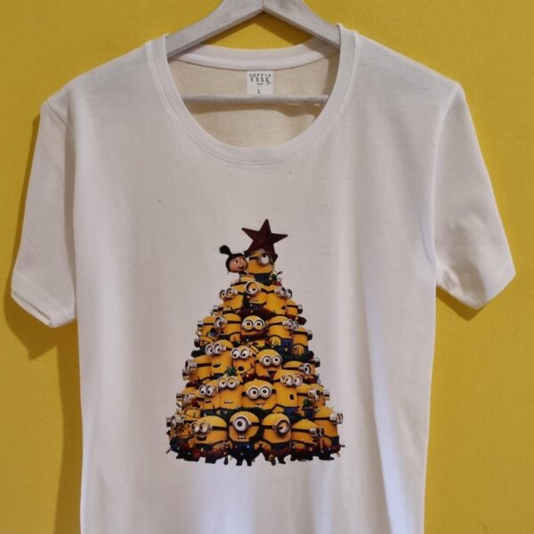 🎄 Magliette di Natale personalizzate e divertenti 🎄 Stai cercando l’idea regalo perfetta per questo Natale? Le nostre magliette di Natale sono la soluzione ideale: ironiche, personalizzate e adatte a tutta la famiglia. Con frasi divertenti, scritte in dialetto e grafiche originali, le nostre t-shirt natalizie trasformano ogni outfit in un’occasione di festa. Perfette per una cena con amici, per il pranzo di Natale in famiglia, o semplicemente per vivere lo spirito natalizio con leggerezza, le nostre magliette natalizie personalizzate sono realizzate artigianalmente con materiali di qualità. Puoi sceglierle come idea regalo unica, come maglia abbinata mamma-bambino o come pensiero originale per colleghi e amici. Ogni t-shirt di Natale è pensata per strappare un sorriso: dalle scritte ironiche come “Non so se arrivo a Natale” 🎅, ai messaggi più tradizionali in versione creativa. Indossare una maglietta natalizia significa portare allegria e distinguersi con stile durante le feste. 👉 Scopri subito la nostra collezione di magliette di Natale online e trova quella che ti rappresenta di più.