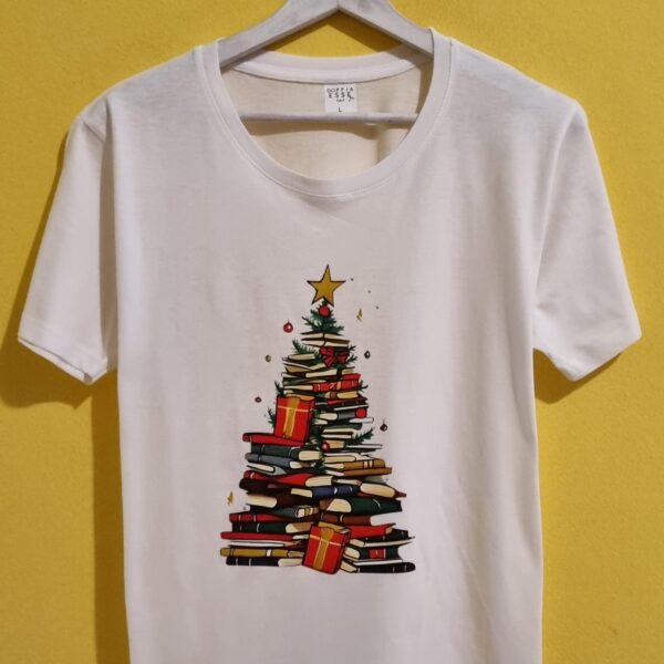 🎄 Magliette di Natale personalizzate e divertenti 🎄 Stai cercando l’idea regalo perfetta per questo Natale? Le nostre magliette di Natale sono la soluzione ideale: ironiche, personalizzate e adatte a tutta la famiglia. Con frasi divertenti, scritte in dialetto e grafiche originali, le nostre t-shirt natalizie trasformano ogni outfit in un’occasione di festa. Perfette per una cena con amici, per il pranzo di Natale in famiglia, o semplicemente per vivere lo spirito natalizio con leggerezza, le nostre magliette natalizie personalizzate sono realizzate artigianalmente con materiali di qualità. Puoi sceglierle come idea regalo unica, come maglia abbinata mamma-bambino o come pensiero originale per colleghi e amici. Ogni t-shirt di Natale è pensata per strappare un sorriso: dalle scritte ironiche come “Non so se arrivo a Natale” 🎅, ai messaggi più tradizionali in versione creativa. Indossare una maglietta natalizia significa portare allegria e distinguersi con stile durante le feste. 👉 Scopri subito la nostra collezione di magliette di Natale online e trova quella che ti rappresenta di più.