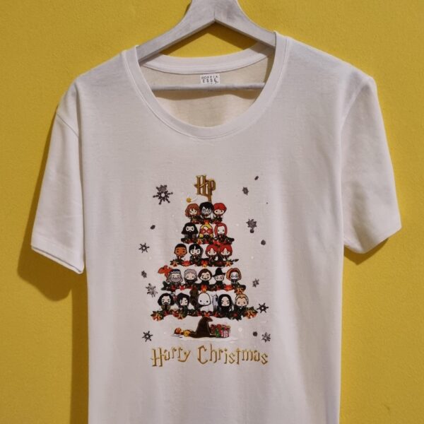🎄 Magliette di Natale personalizzate e divertenti 🎄 Stai cercando l’idea regalo perfetta per questo Natale? Le nostre magliette di Natale sono la soluzione ideale: ironiche, personalizzate e adatte a tutta la famiglia. Con frasi divertenti, scritte in dialetto e grafiche originali, le nostre t-shirt natalizie trasformano ogni outfit in un’occasione di festa. Perfette per una cena con amici, per il pranzo di Natale in famiglia, o semplicemente per vivere lo spirito natalizio con leggerezza, le nostre magliette natalizie personalizzate sono realizzate artigianalmente con materiali di qualità. Puoi sceglierle come idea regalo unica, come maglia abbinata mamma-bambino o come pensiero originale per colleghi e amici. Ogni t-shirt di Natale è pensata per strappare un sorriso: dalle scritte ironiche come “Non so se arrivo a Natale” 🎅, ai messaggi più tradizionali in versione creativa. Indossare una maglietta natalizia significa portare allegria e distinguersi con stile durante le feste. 👉 Scopri subito la nostra collezione di magliette di Natale online e trova quella che ti rappresenta di più.