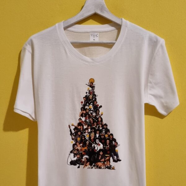 🎄 Magliette di Natale personalizzate e divertenti 🎄 Stai cercando l’idea regalo perfetta per questo Natale? Le nostre magliette di Natale sono la soluzione ideale: ironiche, personalizzate e adatte a tutta la famiglia. Con frasi divertenti, scritte in dialetto e grafiche originali, le nostre t-shirt natalizie trasformano ogni outfit in un’occasione di festa. Perfette per una cena con amici, per il pranzo di Natale in famiglia, o semplicemente per vivere lo spirito natalizio con leggerezza, le nostre magliette natalizie personalizzate sono realizzate artigianalmente con materiali di qualità. Puoi sceglierle come idea regalo unica, come maglia abbinata mamma-bambino o come pensiero originale per colleghi e amici. Ogni t-shirt di Natale è pensata per strappare un sorriso: dalle scritte ironiche come “Non so se arrivo a Natale” 🎅, ai messaggi più tradizionali in versione creativa. Indossare una maglietta natalizia significa portare allegria e distinguersi con stile durante le feste. 👉 Scopri subito la nostra collezione di magliette di Natale online e trova quella che ti rappresenta di più.