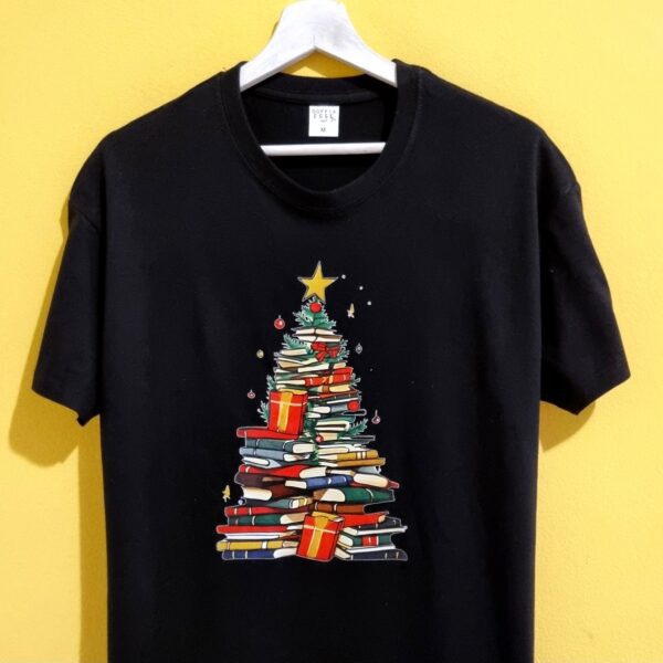 🎄 Magliette di Natale personalizzate e divertenti 🎄 Stai cercando l’idea regalo perfetta per questo Natale? Le nostre magliette di Natale sono la soluzione ideale: ironiche, personalizzate e adatte a tutta la famiglia. Con frasi divertenti, scritte in dialetto e grafiche originali, le nostre t-shirt natalizie trasformano ogni outfit in un’occasione di festa. Perfette per una cena con amici, per il pranzo di Natale in famiglia, o semplicemente per vivere lo spirito natalizio con leggerezza, le nostre magliette natalizie personalizzate sono realizzate artigianalmente con materiali di qualità. Puoi sceglierle come idea regalo unica, come maglia abbinata mamma-bambino o come pensiero originale per colleghi e amici. Ogni t-shirt di Natale è pensata per strappare un sorriso: dalle scritte ironiche come “Non so se arrivo a Natale” 🎅, ai messaggi più tradizionali in versione creativa. Indossare una maglietta natalizia significa portare allegria e distinguersi con stile durante le feste. 👉 Scopri subito la nostra collezione di magliette di Natale online e trova quella che ti rappresenta di più.