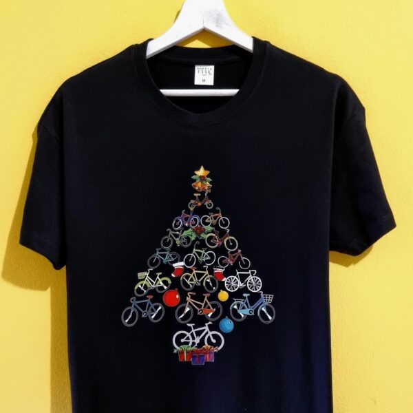 🎄 Magliette di Natale personalizzate e divertenti 🎄 Stai cercando l’idea regalo perfetta per questo Natale? Le nostre magliette di Natale sono la soluzione ideale: ironiche, personalizzate e adatte a tutta la famiglia. Con frasi divertenti, scritte in dialetto e grafiche originali, le nostre t-shirt natalizie trasformano ogni outfit in un’occasione di festa. Perfette per una cena con amici, per il pranzo di Natale in famiglia, o semplicemente per vivere lo spirito natalizio con leggerezza, le nostre magliette natalizie personalizzate sono realizzate artigianalmente con materiali di qualità. Puoi sceglierle come idea regalo unica, come maglia abbinata mamma-bambino o come pensiero originale per colleghi e amici. Ogni t-shirt di Natale è pensata per strappare un sorriso: dalle scritte ironiche come “Non so se arrivo a Natale” 🎅, ai messaggi più tradizionali in versione creativa. Indossare una maglietta natalizia significa portare allegria e distinguersi con stile durante le feste. 👉 Scopri subito la nostra collezione di magliette di Natale online e trova quella che ti rappresenta di più.