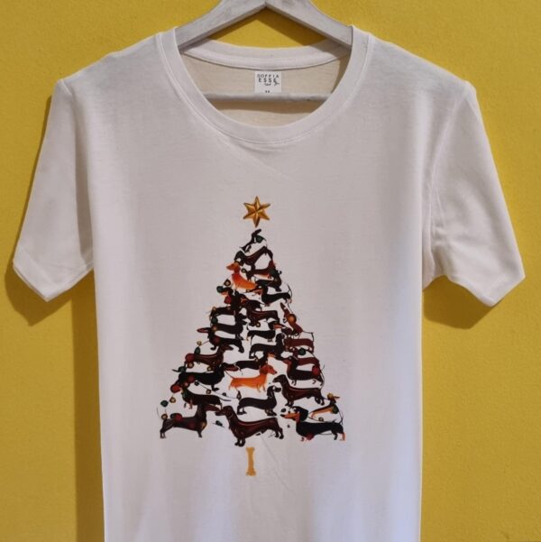 🎄 Magliette di Natale personalizzate e divertenti 🎄 Stai cercando l’idea regalo perfetta per questo Natale? Le nostre magliette di Natale sono la soluzione ideale: ironiche, personalizzate e adatte a tutta la famiglia. Con frasi divertenti, scritte in dialetto e grafiche originali, le nostre t-shirt natalizie trasformano ogni outfit in un’occasione di festa. Perfette per una cena con amici, per il pranzo di Natale in famiglia, o semplicemente per vivere lo spirito natalizio con leggerezza, le nostre magliette natalizie personalizzate sono realizzate artigianalmente con materiali di qualità. Puoi sceglierle come idea regalo unica, come maglia abbinata mamma-bambino o come pensiero originale per colleghi e amici. Ogni t-shirt di Natale è pensata per strappare un sorriso: dalle scritte ironiche come “Non so se arrivo a Natale” 🎅, ai messaggi più tradizionali in versione creativa. Indossare una maglietta natalizia significa portare allegria e distinguersi con stile durante le feste. 👉 Scopri subito la nostra collezione di magliette di Natale online e trova quella che ti rappresenta di più.