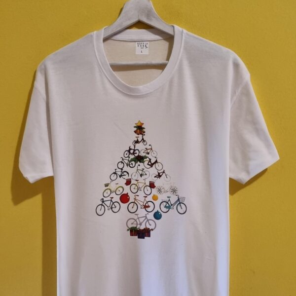 🎄 Magliette di Natale personalizzate e divertenti 🎄 Stai cercando l’idea regalo perfetta per questo Natale? Le nostre magliette di Natale sono la soluzione ideale: ironiche, personalizzate e adatte a tutta la famiglia. Con frasi divertenti, scritte in dialetto e grafiche originali, le nostre t-shirt natalizie trasformano ogni outfit in un’occasione di festa. Perfette per una cena con amici, per il pranzo di Natale in famiglia, o semplicemente per vivere lo spirito natalizio con leggerezza, le nostre magliette natalizie personalizzate sono realizzate artigianalmente con materiali di qualità. Puoi sceglierle come idea regalo unica, come maglia abbinata mamma-bambino o come pensiero originale per colleghi e amici. Ogni t-shirt di Natale è pensata per strappare un sorriso: dalle scritte ironiche come “Non so se arrivo a Natale” 🎅, ai messaggi più tradizionali in versione creativa. Indossare una maglietta natalizia significa portare allegria e distinguersi con stile durante le feste. 👉 Scopri subito la nostra collezione di magliette di Natale online e trova quella che ti rappresenta di più.