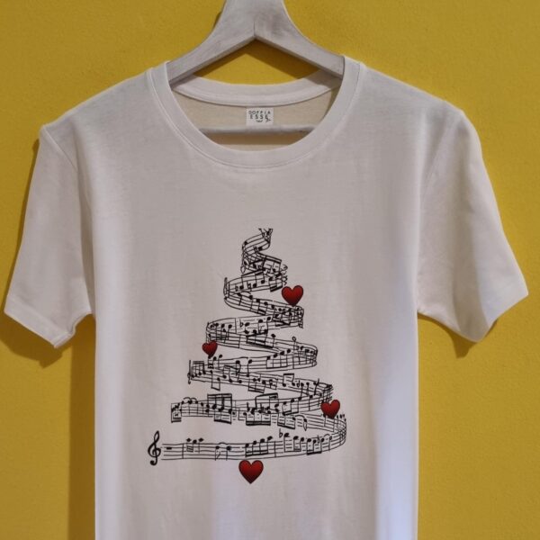 🎄 Magliette di Natale personalizzate e divertenti 🎄 Stai cercando l’idea regalo perfetta per questo Natale? Le nostre magliette di Natale sono la soluzione ideale: ironiche, personalizzate e adatte a tutta la famiglia. Con frasi divertenti, scritte in dialetto e grafiche originali, le nostre t-shirt natalizie trasformano ogni outfit in un’occasione di festa. Perfette per una cena con amici, per il pranzo di Natale in famiglia, o semplicemente per vivere lo spirito natalizio con leggerezza, le nostre magliette natalizie personalizzate sono realizzate artigianalmente con materiali di qualità. Puoi sceglierle come idea regalo unica, come maglia abbinata mamma-bambino o come pensiero originale per colleghi e amici. Ogni t-shirt di Natale è pensata per strappare un sorriso: dalle scritte ironiche come “Non so se arrivo a Natale” 🎅, ai messaggi più tradizionali in versione creativa. Indossare una maglietta natalizia significa portare allegria e distinguersi con stile durante le feste. 👉 Scopri subito la nostra collezione di magliette di Natale online e trova quella che ti rappresenta di più.