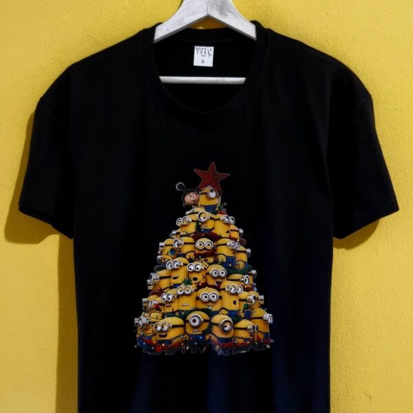 🎄 Magliette di Natale personalizzate e divertenti 🎄 Stai cercando l’idea regalo perfetta per questo Natale? Le nostre magliette di Natale sono la soluzione ideale: ironiche, personalizzate e adatte a tutta la famiglia. Con frasi divertenti, scritte in dialetto e grafiche originali, le nostre t-shirt natalizie trasformano ogni outfit in un’occasione di festa. Perfette per una cena con amici, per il pranzo di Natale in famiglia, o semplicemente per vivere lo spirito natalizio con leggerezza, le nostre magliette natalizie personalizzate sono realizzate artigianalmente con materiali di qualità. Puoi sceglierle come idea regalo unica, come maglia abbinata mamma-bambino o come pensiero originale per colleghi e amici. Ogni t-shirt di Natale è pensata per strappare un sorriso: dalle scritte ironiche come “Non so se arrivo a Natale” 🎅, ai messaggi più tradizionali in versione creativa. Indossare una maglietta natalizia significa portare allegria e distinguersi con stile durante le feste. 👉 Scopri subito la nostra collezione di magliette di Natale online e trova quella che ti rappresenta di più.