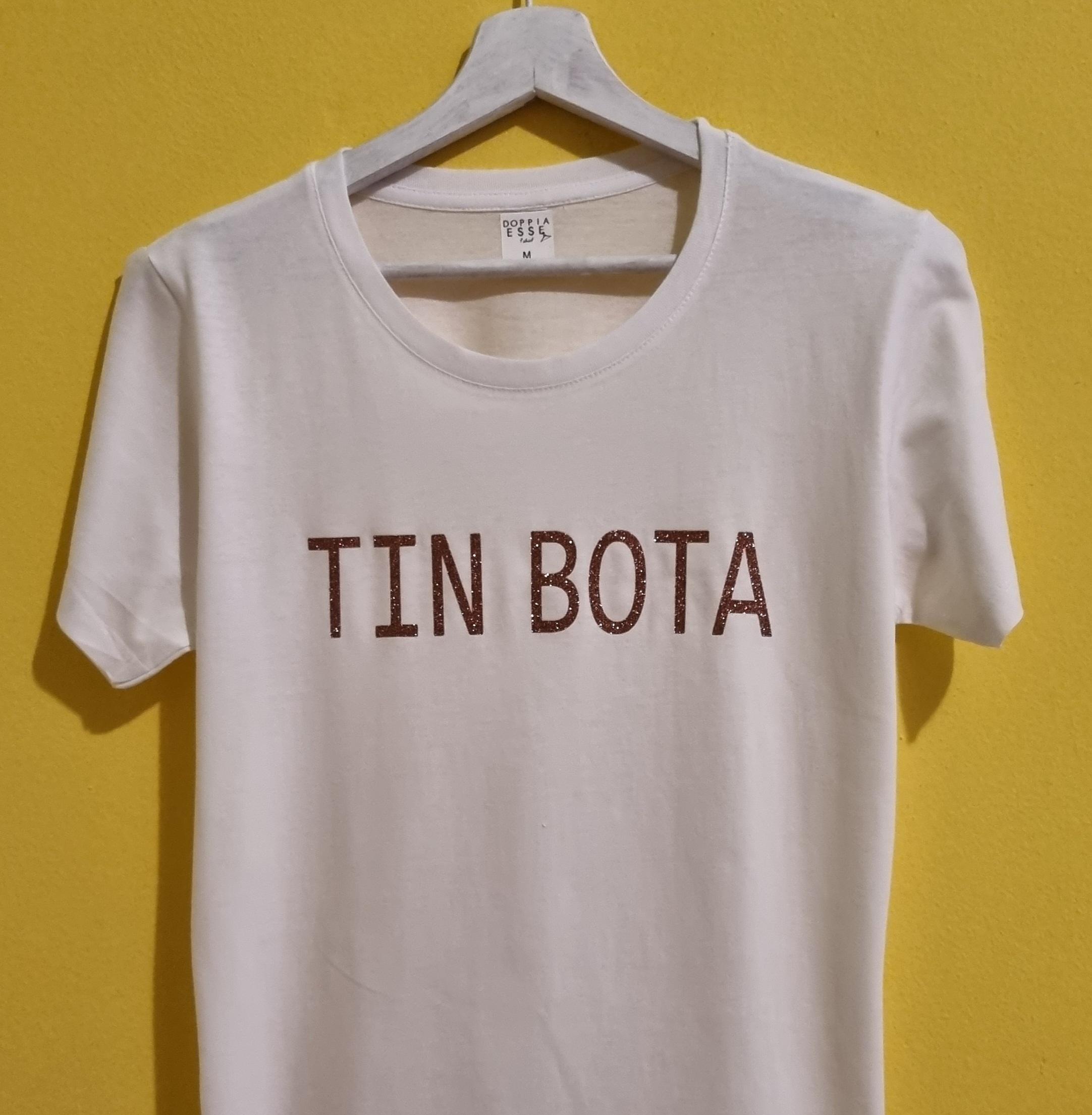 Le nostre magliette in dialetto reggiano sono molto più di un capo d’abbigliamento: sono un modo originale e ironico per raccontare le proprie origini 👕. Ogni t-shirt nasce dall’amore per Reggio Emilia e riporta frasi divertenti, proverbi e modi di dire tipici della tradizione locale, trasformando il dialetto in uno stile unico e riconoscibile. Realizzate in morbido cotone e stampate artigianalmente, le magliette personalizzate sono perfette per il tempo libero, per eventi e come idea regalo originale per chi ama la propria terra o vive lontano ma vuole portarla sempre con sé ❤️. Scegli tra tante scritte ironiche e autentiche, ideali per esprimere personalità, appartenenza e voglia di sorridere. Con le nostre t-shirt in dialetto reggiano indossi la tradizione con leggerezza e trasformi ogni frase in un messaggio divertente e significativo 😄.