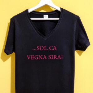 Le nostre magliette in dialetto reggiano sono molto più di un capo d’abbigliamento: sono un modo originale e ironico per raccontare le proprie origini 👕. Ogni t-shirt nasce dall’amore per Reggio Emilia e riporta frasi divertenti, proverbi e modi di dire tipici della tradizione locale, trasformando il dialetto in uno stile unico e riconoscibile. Realizzate in morbido cotone e stampate artigianalmente, le magliette personalizzate sono perfette per il tempo libero, per eventi e come idea regalo originale per chi ama la propria terra o vive lontano ma vuole portarla sempre con sé ❤️. Scegli tra tante scritte ironiche e autentiche, ideali per esprimere personalità, appartenenza e voglia di sorridere. Con le nostre t-shirt in dialetto reggiano indossi la tradizione con leggerezza e trasformi ogni frase in un messaggio divertente e significativo 😄.